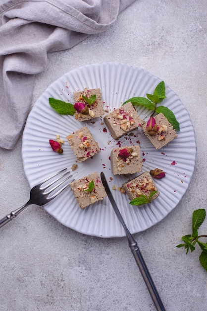 Halva aux pétales de rose et aux noix