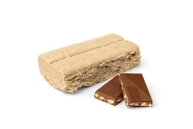 Halva et chocolat isolé sur blanc.