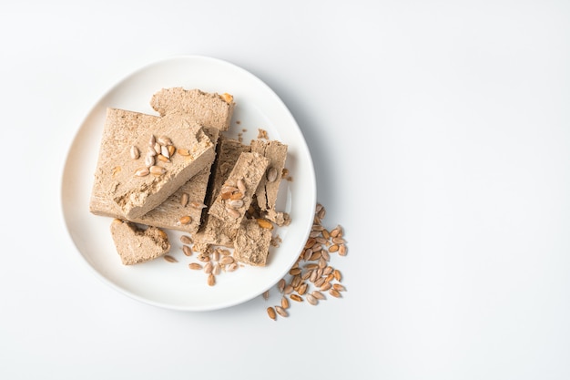 Halva orientale aux arachides sur une plaque blanche