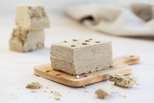 Halva sur une planche de bois