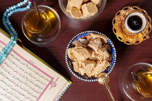 Halva savoureuse avec du thé sur la table