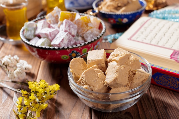 Halva savoureuse avec du thé sur la table