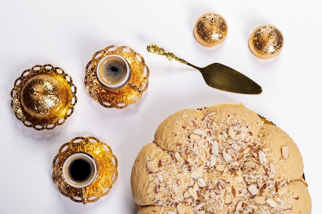 Halva savoureuse avec du thé sur la table