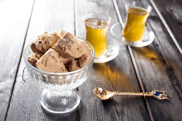 Halva savoureuse avec du thé sur la table