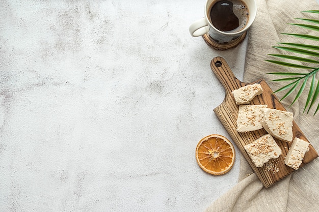 Halva de tahini en tranches sur une planche de bois à plat