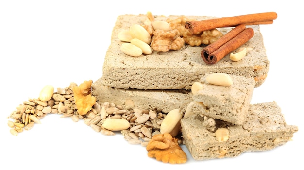 Halva de tournesol aux noix et cannelle isolé sur fond blanc