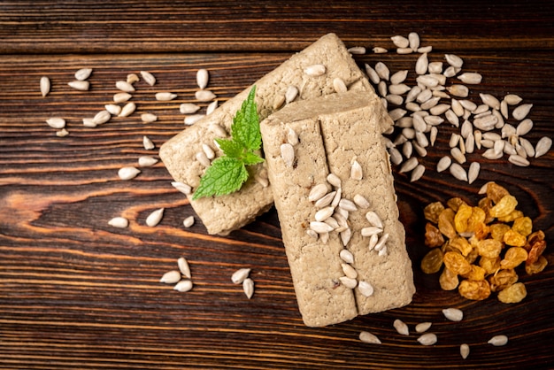 Halva de tournesol sur fond de bois foncé.