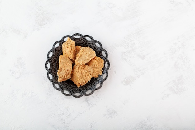 Halva turc avec diverses saveurs de noix sur plaque de métal Vue de dessus copie espace