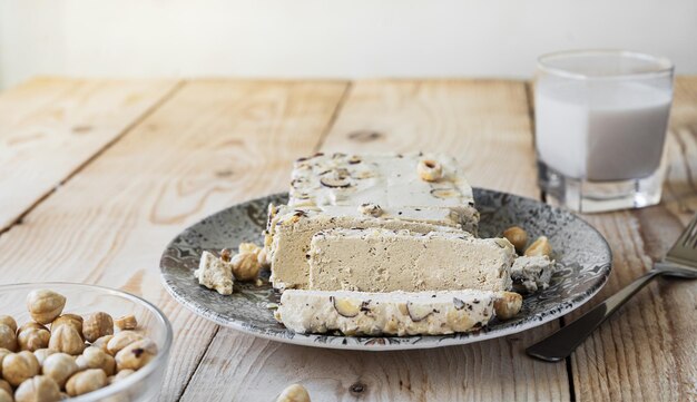 Halwa aux noisettes sur plaque grise et fond en bois