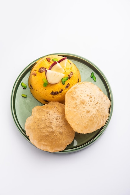 Halwa Puri ou sheera poori est un dessert indien et pakistanais