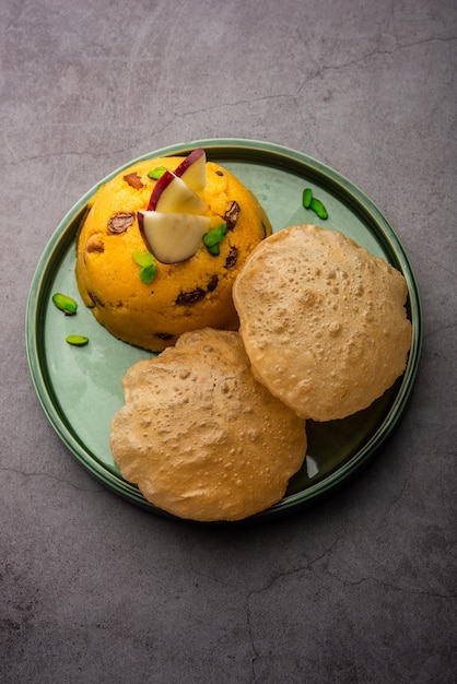 Halwa Puri ou sheera poori est un dessert indien et pakistanais