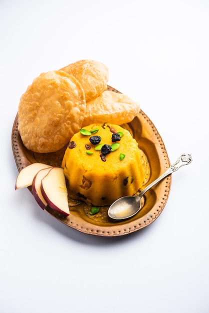Halwa Puri ou sheera poori est un dessert indien et pakistanais