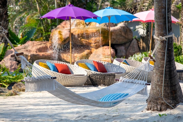 Hamac Parasol et chaises de plage sur la côte tropicale pour les vacances et la détente Thaïlande Travel and nature concept