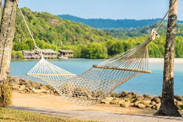 Hamac sur la plage et la mer