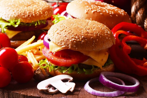 Hamburger américain frais avec frites