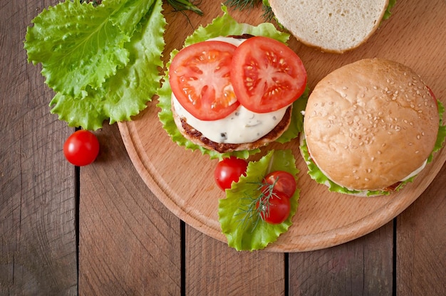 Un hamburger appétissant avec du poulet et de la sauce tartare.