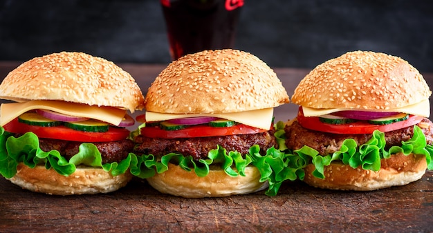 Hamburger au bœuf, au fromage et aux légumes