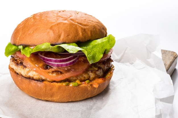 Hamburger au boeuf et légumes. Concept de restauration rapide