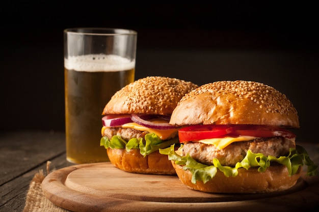 Hamburger au bœuf, à l'oignon, à la tomate, à la laitue et au fromage.