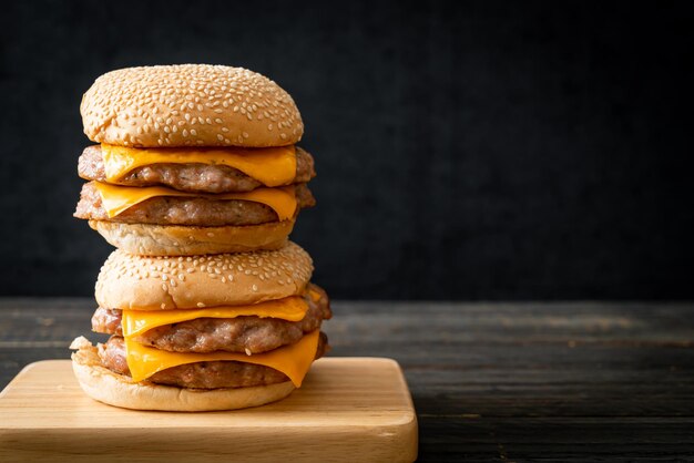 hamburger au porc ou burger au porc avec fromage