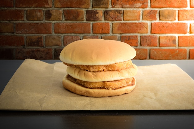 hamburger au poulet sur papier brun sur la table du haut