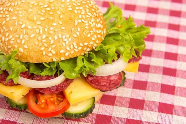 Hamburger aux légumes et saucisses. Restauration rapide et petit déjeuner. Calories et régime.