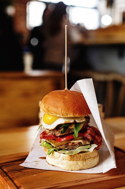 Photo hamburger avec un bâton cloué