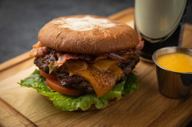 Hamburger à la bière sur planche de bois