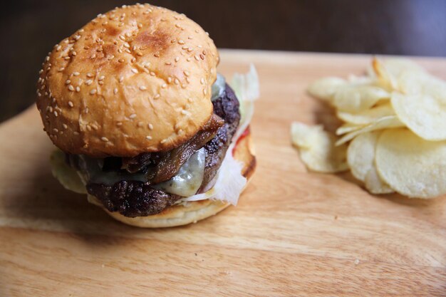 Hamburger de boeuf sur fond de bois