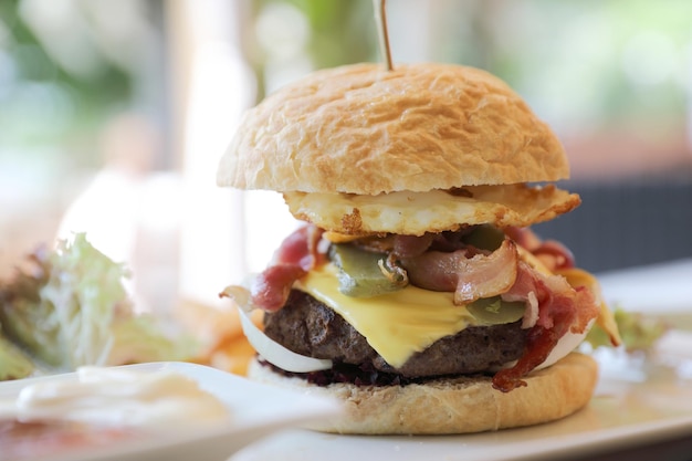 Hamburger de boeuf avec laitue tomate oeuf et fromage