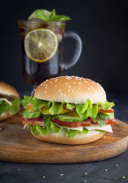 Hamburger et une boisson rafraîchissante sur la table.