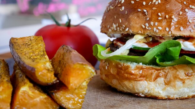 Hamburger charnu dans un restaurant