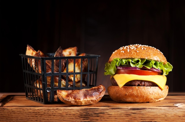 Hamburger cheeseburger avec salade et pomme de terre frite