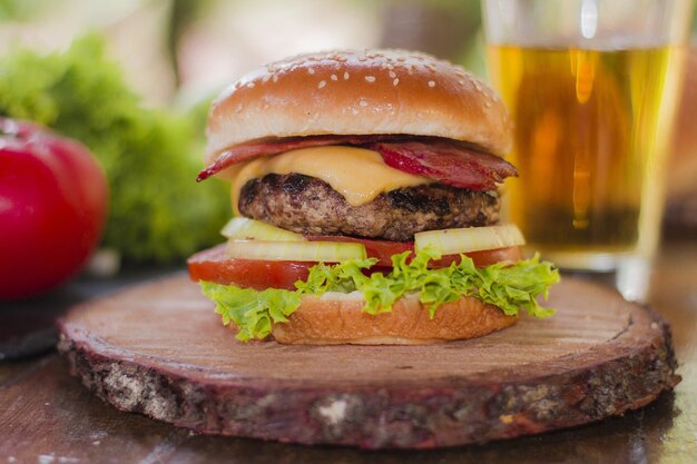 un hamburger avec du fromage et de la laitue dessus