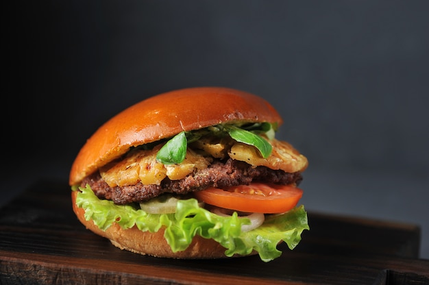 Hamburger avec escalope, tomate et ananas