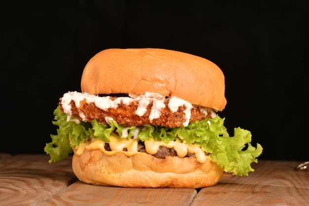 Un hamburger est un sandwich composé d'une ou plusieurs galettes cuites de viande hachée