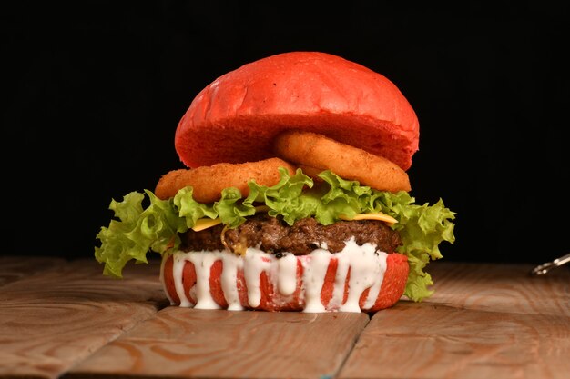 Un hamburger est un sandwich composé d'une ou plusieurs galettes cuites de viande hachée