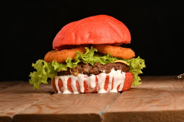 Un hamburger est un sandwich composé d'une ou plusieurs galettes cuites de viande hachée