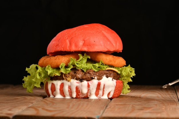 Un hamburger est un sandwich composé d'une ou plusieurs galettes cuites de viande hachée