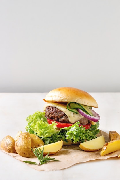 Hamburger fait maison au bœuf