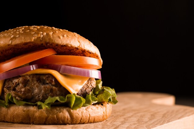 Hamburger fait maison avec boeuf, oignon, tomate, laitue et fromage.