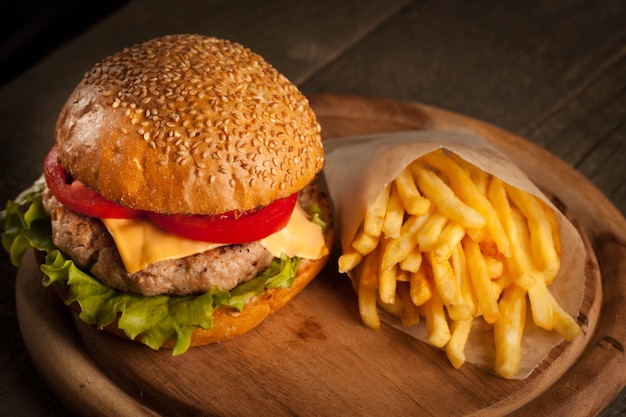 Hamburger fait maison avec du bœuf, de l’oignon, des tomates, de la laitue et du fromage.