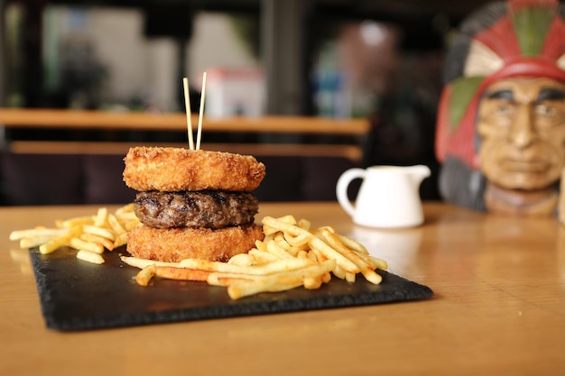 Hamburger fait maison avec des légumes frais