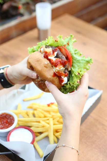 Hamburger fait maison avec des légumes frais