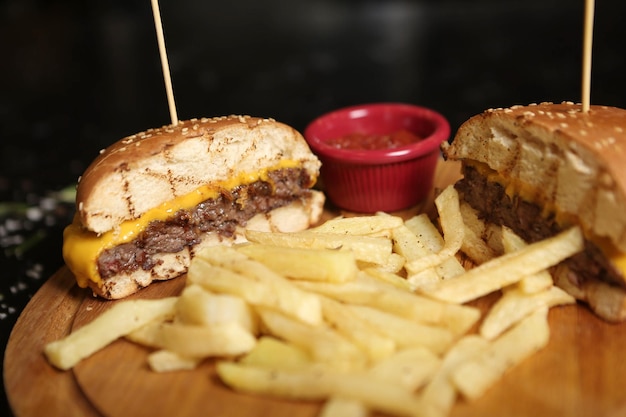 Hamburger fait maison avec des légumes frais