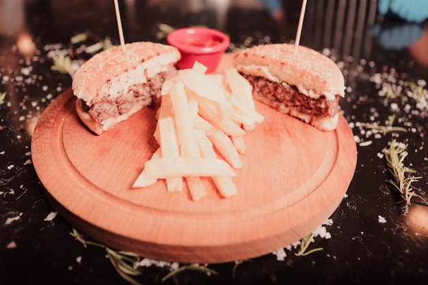 Hamburger fait maison avec des légumes frais