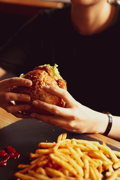 Hamburger fait maison avec des légumes frais