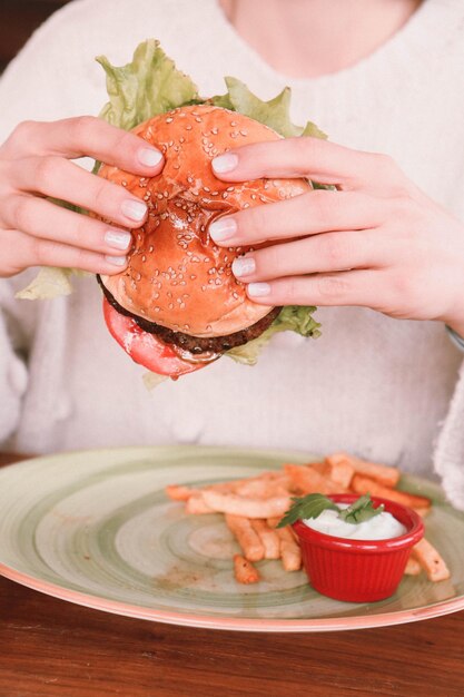 Hamburger fait maison avec des légumes frais