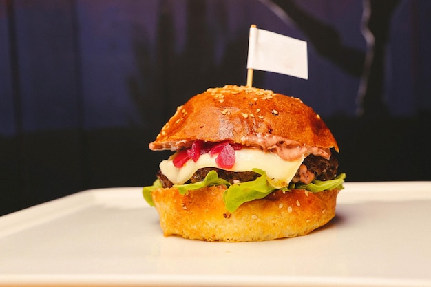 Hamburger fait maison avec des légumes frais