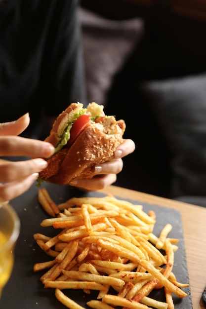 Hamburger fait maison avec des légumes frais